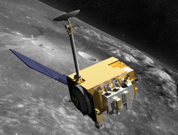 NASA phát hiện nước trên bề mặt Mặt Trăng, ngày con người định cư trên vệ tinh này không còn xa - Ảnh 1.