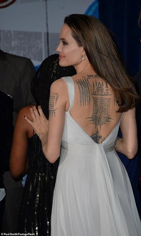 Angelina Jolie diện đầm gợi cảm, lộ hình xăm kín lưng cùng các con đi sự kiện - Ảnh 2.