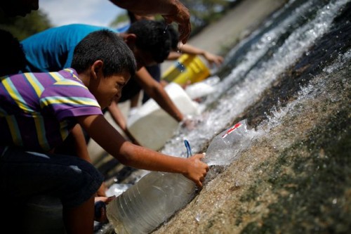 Xót xa cảnh người dân Venezuela đổ xô đi hứng nước cống về dùng do mất diện kéo dài - Ảnh 2.