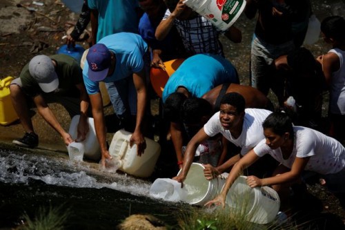 Xót xa cảnh người dân Venezuela đổ xô đi hứng nước cống về dùng do mất diện kéo dài - Ảnh 5.