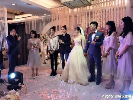 Mừng đám cưới bạn thân bằng điệu múa cây nhà lá vườn, Cổ Lực Na Trát chiếm trọn spotlight trên Weibo - Ảnh 4.