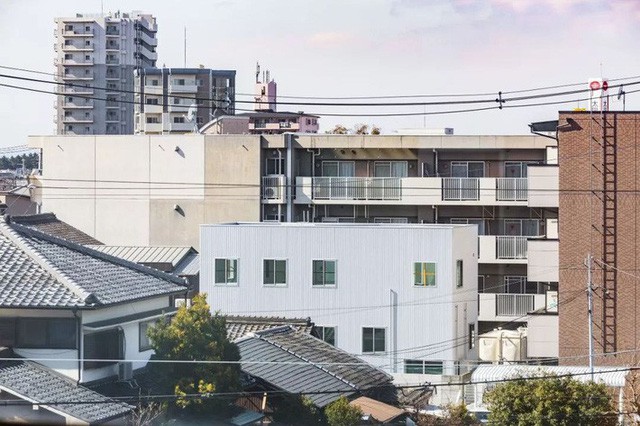 Ngôi nhà ngoại ô vô cùng đặc biệt vì không có cửa và phòng riêng ở Nhật Bản - Ảnh 1.