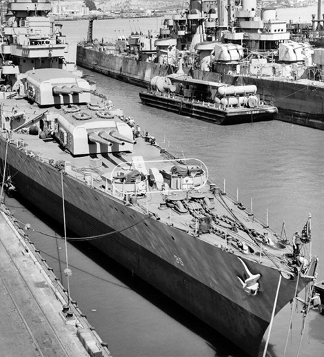 Chiến hạm USS Indianapolis và sự tàn bạo của cá mập - Ảnh 1.