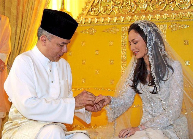 Nhan sắc diễm lệ ít ai biết của Hoàng hậu Malaysia, quen nhau 8 năm mới chịu cưới khi nhà vua đã 50 tuổi - Ảnh 3.