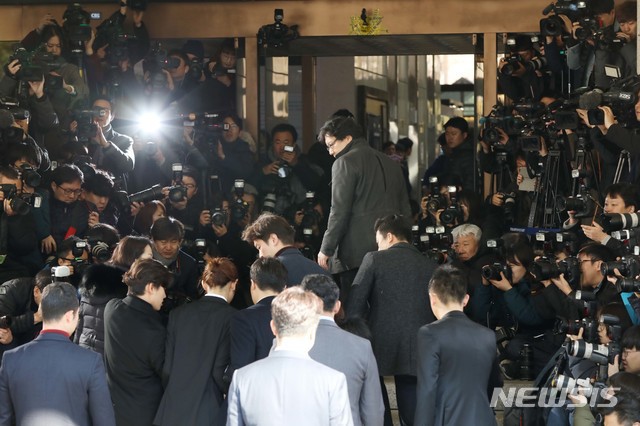 Jung Joon Young chính thức trình diện trong phiên thẩm vấn đầu tiên: Phờ phạc, bị phóng viên vây kín, hỏi dồn dập - Ảnh 2.