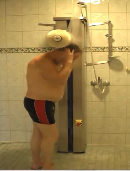 Nhìn qua tưởng máy rửa xe, lại gần mới biết là máy tắm tự động của ông chú Phần Lan - Ảnh 3.