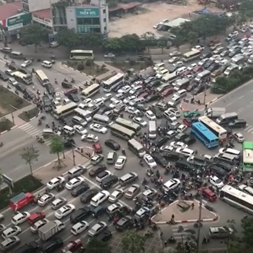 Clip: Giao thông thất thủ tại ngã tư Xuân La - Võ Chí Công với góc máy trên cao - Ảnh 2.