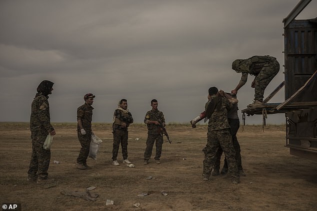 Chùm ảnh cận cảnh chiến trường nơi phe nổi dậy Syria đánh cho kẻ thù hoảng loạn - Ảnh 14.