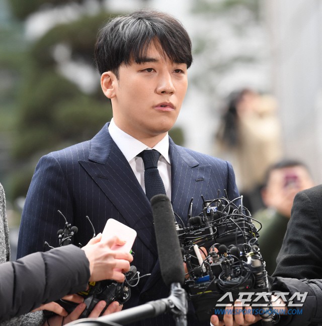 Clip Seungri chính thức trình diện để thẩm vấn: Vẫn đi xe sang nhưng tiều tuỵ hẳn, mắt đỏ rưng rưng xin lỗi nạn nhân - Ảnh 16.