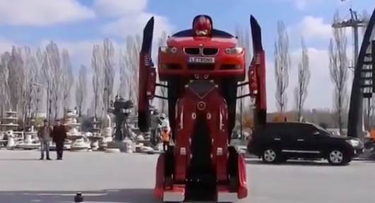 Kinh ngạc xe ô tô biến hình thành người máy trên phố - Ảnh 3.