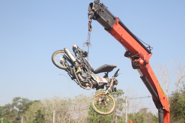 Tai nạn hài hước khiến xe máy... bay lên cột điện - Ảnh 5.