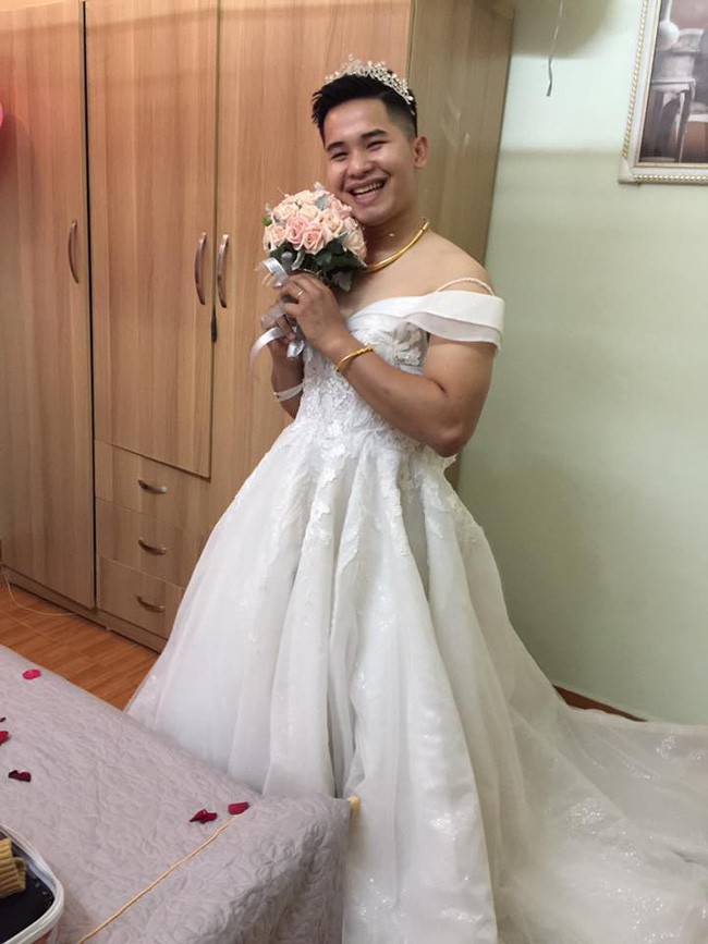 Vợ nhây trêu chồng bắt mặc váy cô dâu còn chụp ảnh tung lên mạng khiến ai cũng bật cười - Ảnh 1.