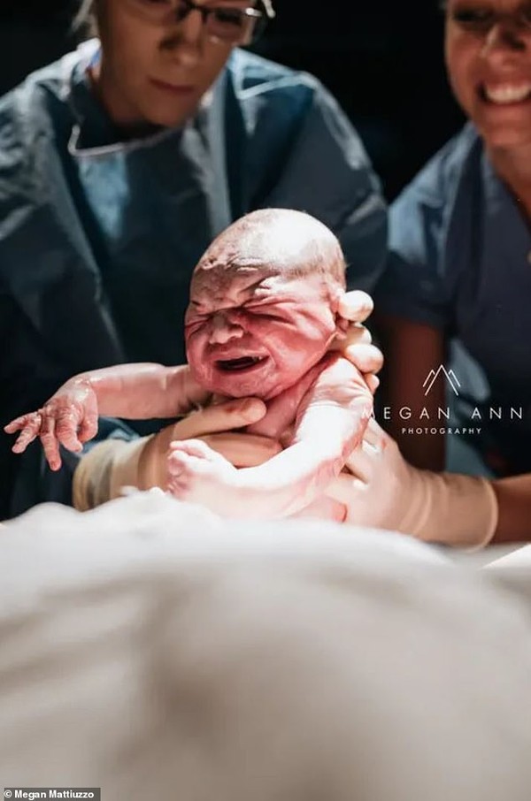 Người phụ nữ tự chụp ảnh trong lúc sinh con gây sốt cộng đồng mạng - Ảnh 2.