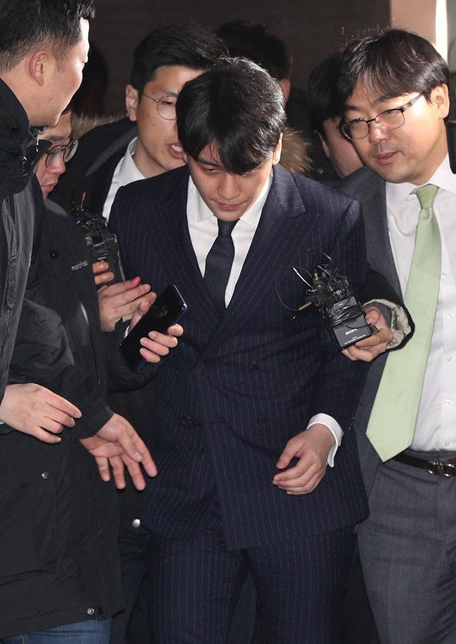 Seungri và Jung Joon Young mặt tái nhợt vượt “biển” người để rời sở cảnh sát sau gần 20 tiếng thẩm vấn, hé lộ chuyện giao nộp bằng chứng - Ảnh 8.