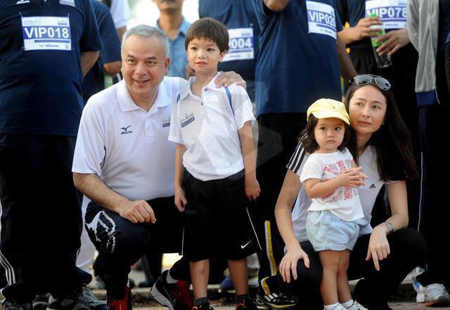 Hé lộ chân dung tiểu công chúa Malaysia đang làm mưa làm gió trên mạng xã hội, không thua kém Charlotte của Hoàng gia Anh - Ảnh 2.