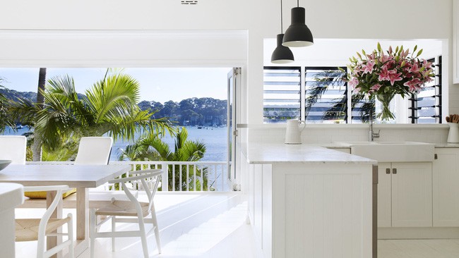 Góc ghen tị: Ngôi nhà trắng bên bờ biển với tầm nhìn tuyệt đẹp khiến ai thấy cũng mê mệt - Ảnh 6.