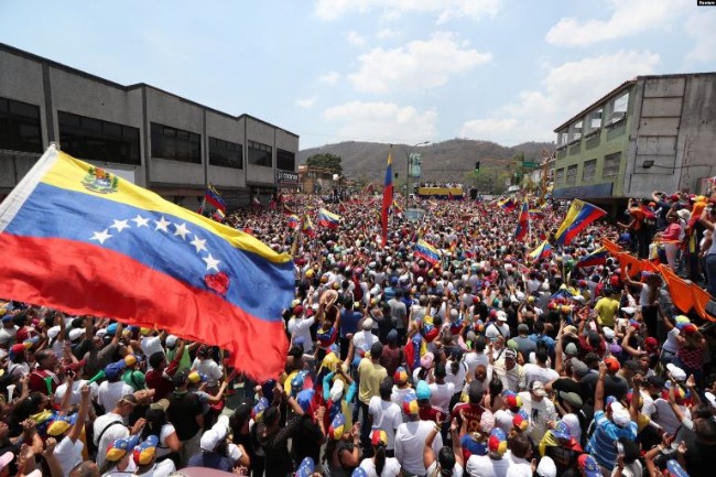 Ông Guaido đi vận động toàn quốc nhằm lật đổ Tổng thống Maduro - Ảnh 1.