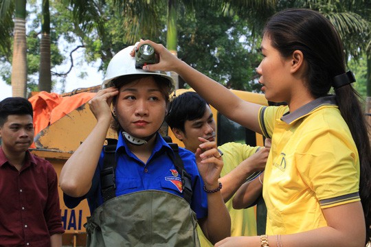 Người trẻ Sài Gòn chui xuống cống xem dưới đó có gì? - Ảnh 1.