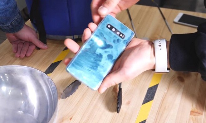 Thử nghiệm khắc nghiệt: Ngâm Galaxy S10 dưới nước ở độ sâu 1m5, đun sôi và đóng băng trong nitơ lỏng - Ảnh 1.