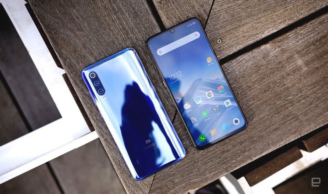 Thử thách độ bền Xiaomi Mi 9 với dao, lửa và dùng tay bẻ cong: Xứng đáng là một siêu phẩm cao cấp - Ảnh 1.