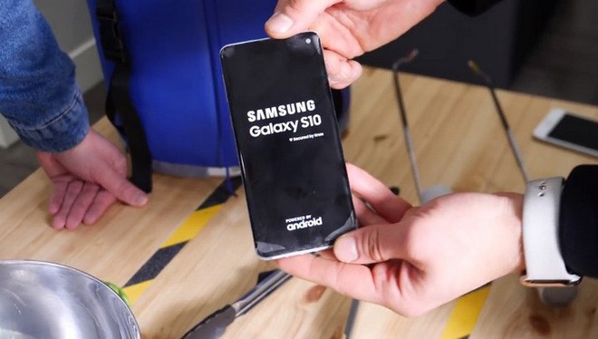 Thử nghiệm khắc nghiệt: Ngâm Galaxy S10 dưới nước ở độ sâu 1m5, đun sôi và đóng băng trong nitơ lỏng - Ảnh 7.