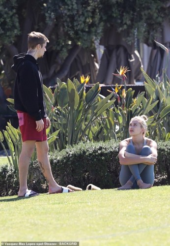 Justin Bieber và Hailey Baldwin cãi vã căng thẳng trong công viên ở Mỹ - Ảnh 6.
