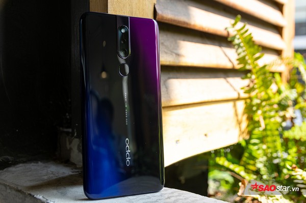 Mở hộp nhanh OPPO F11 Pro tại Việt Nam với camera trước thò thụt và thân máy đổi màu độc đáo - Ảnh 10.