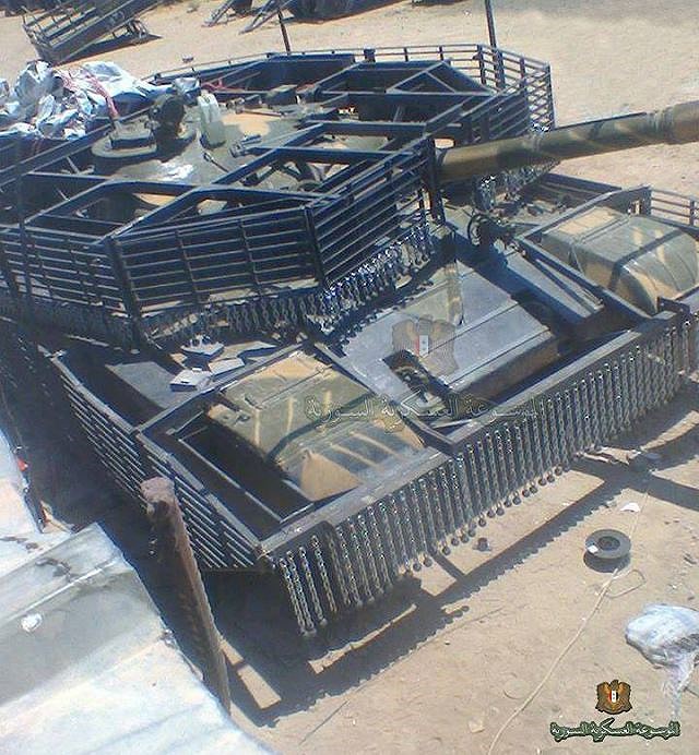 Những chiếc xe tăng T-72 được độ chế vỏ giáp siêu độc đáo của Quân đội Syria - Ảnh 4.