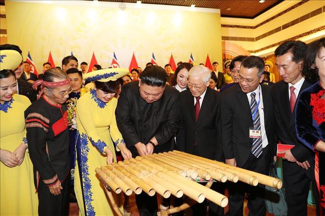 Chủ tịch Triều Tiên Kim Jong-un chơi thử nhạc cụ dân tộc Việt Nam - Ảnh 1.