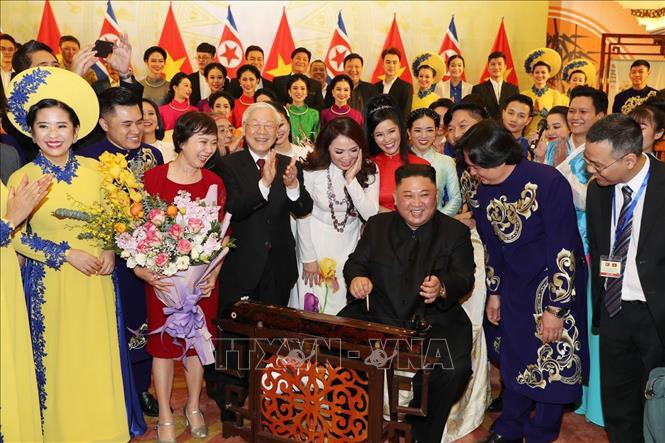 Chủ tịch Triều Tiên Kim Jong-un chơi thử nhạc cụ dân tộc Việt Nam - Ảnh 2.
