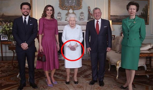 Nữ hoàng Anh bất ngờ để lộ đôi bàn tay bất thường gây xôn xao cộng đồng mạng, Công nương Kate hồi đáp chuyện mang thai con thứ 4 - Ảnh 1.