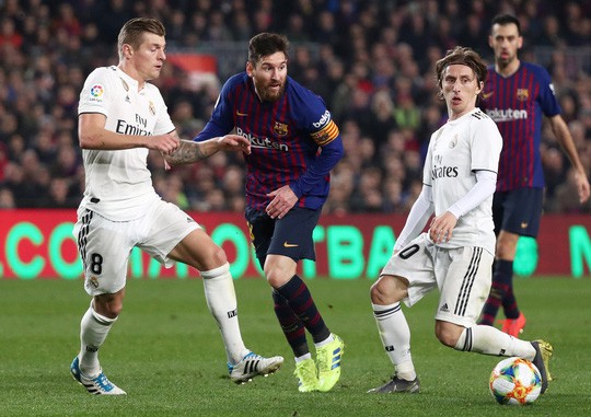 Barcelona châm biếm: Cách để Quả bóng vàng Modric ngăn chặn Messi  - Ảnh 1.