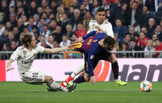  Barcelona châm biếm: Cách để Quả bóng vàng Modric ngăn chặn Messi  - Ảnh 2.