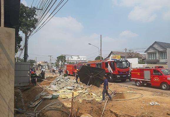 Cháy dữ dội, kho điện lạnh bị thiêu rụi hoàn toàn - Ảnh 1.