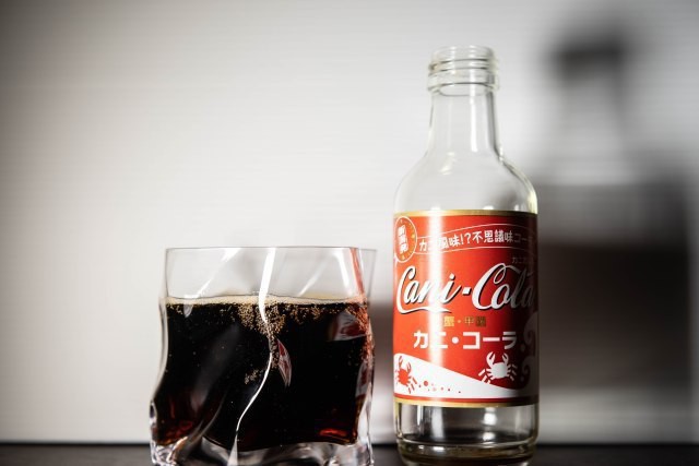Một công ty Nhật vừa ra mắt Coca-Cola vị cua, 62.000 đồng cho chai 200ml - Ảnh 2.