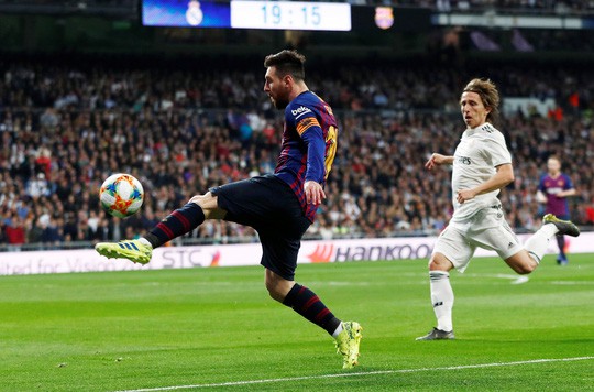  Barcelona châm biếm: Cách để Quả bóng vàng Modric ngăn chặn Messi  - Ảnh 3.