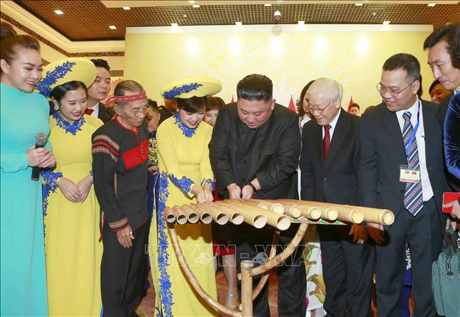 Chủ tịch Triều Tiên Kim Jong-un chơi thử nhạc cụ dân tộc Việt Nam - Ảnh 8.