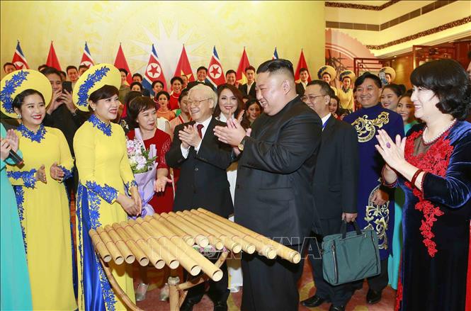 Chủ tịch Triều Tiên Kim Jong-un chơi thử nhạc cụ dân tộc Việt Nam - Ảnh 9.