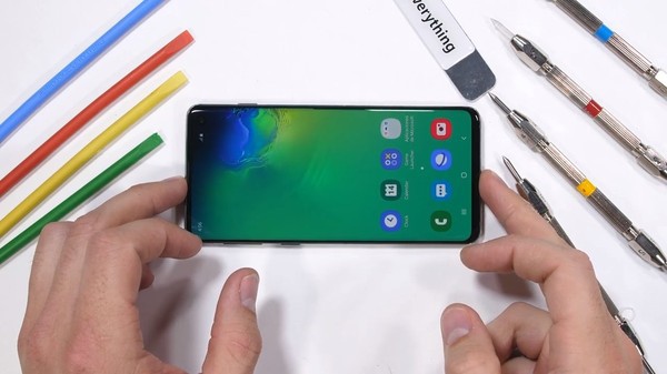 Đem siêu phẩm Galaxy S10 ra tra tấn hơ lửa và bẻ cong, kết quả khiến ai cũng choáng váng - Ảnh 1.