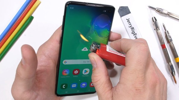 Đem siêu phẩm Galaxy S10 ra tra tấn hơ lửa và bẻ cong, kết quả khiến ai cũng choáng váng - Ảnh 7.