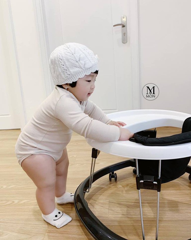 Con gái 10 tháng tuổi nhà Ngọc Mon sắp soán ngôi dàn hot kid, mũm mĩm như búp bê khiến team bỉm sữa phát cuồng - Ảnh 6.