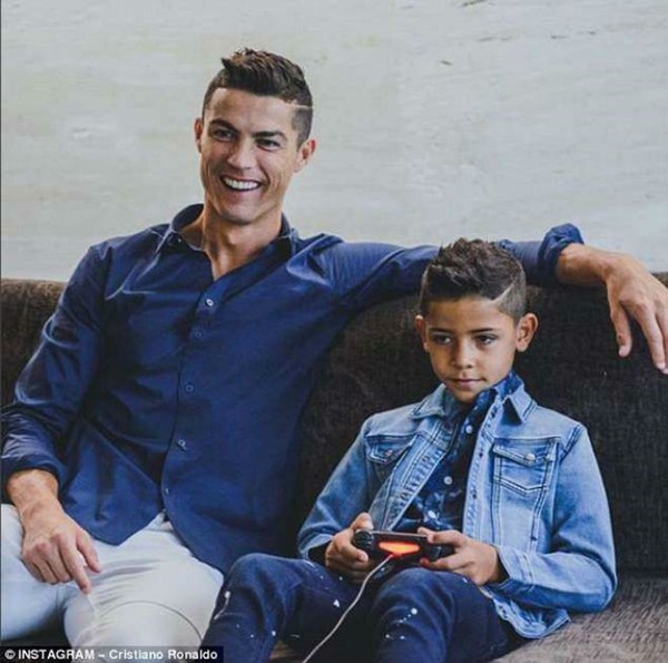Xem màn trình diễn đẳng cấp của con trai Ronaldo: Chờ cuộc so tài với con trai Messi - Ảnh 1.