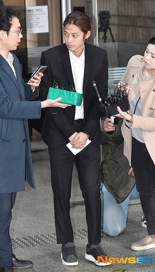 Jung Joon Young trình diện thẩm vấn trước khi bị bắt: Bật khóc nhưng lại là cảnh cầm giấy xin lỗi quen thuộc - Ảnh 2.
