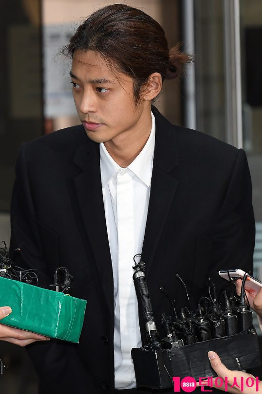 Jung Joon Young trình diện thẩm vấn trước khi bị bắt: Bật khóc nhưng lại là cảnh cầm giấy xin lỗi quen thuộc - Ảnh 11.