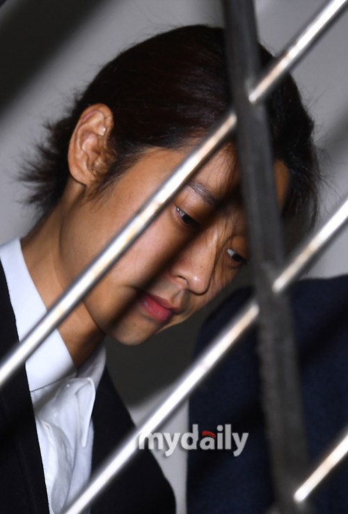 Jung Joon Young trình diện thẩm vấn trước khi bị bắt: Bật khóc nhưng lại là cảnh cầm giấy xin lỗi quen thuộc - Ảnh 13.
