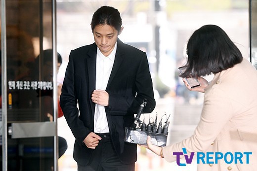 Jung Joon Young trình diện thẩm vấn trước khi bị bắt: Bật khóc nhưng lại là cảnh cầm giấy xin lỗi quen thuộc - Ảnh 5.