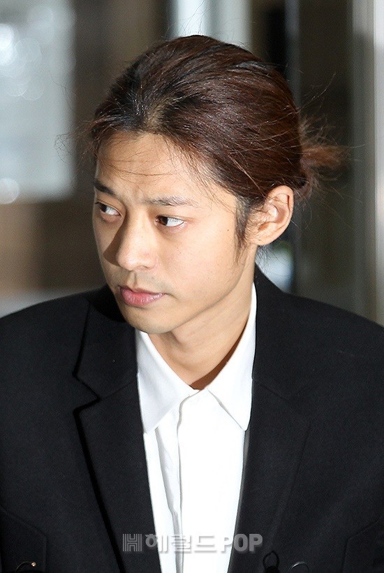 Jung Joon Young trình diện thẩm vấn trước khi bị bắt: Bật khóc nhưng lại là cảnh cầm giấy xin lỗi quen thuộc - Ảnh 8.