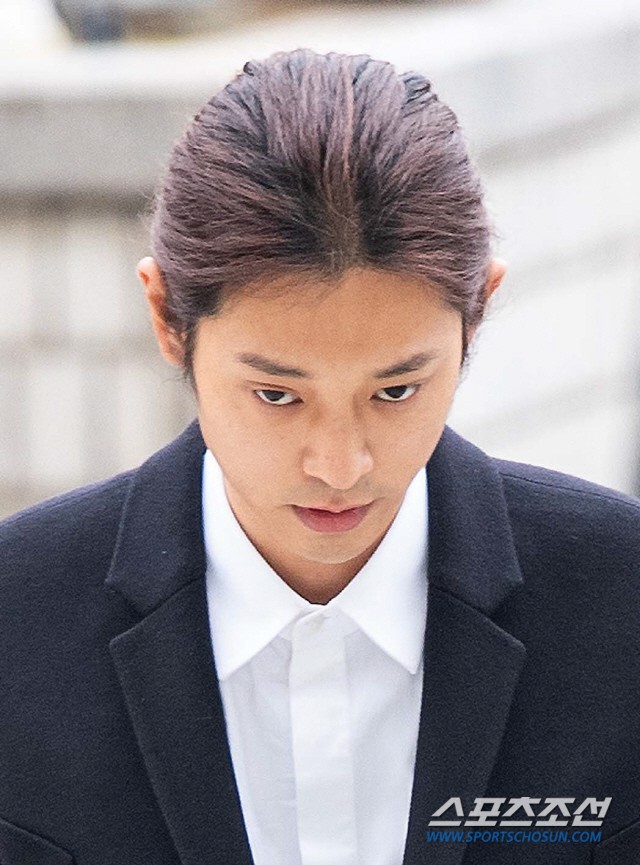 Jung Joon Young trình diện thẩm vấn trước khi bị bắt: Bật khóc nhưng lại là cảnh cầm giấy xin lỗi quen thuộc - Ảnh 9.