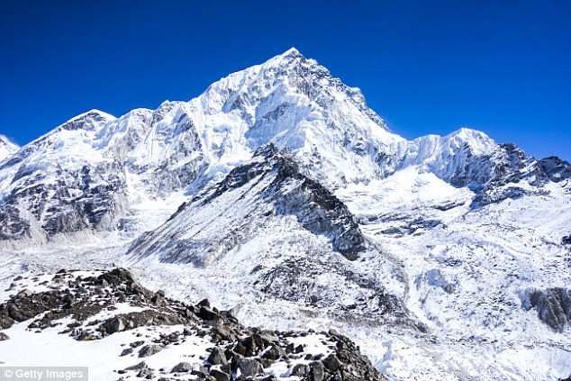 Băng tan trên đỉnh Everest làm lộ ra hàng trăm thi thể - Ảnh 1.