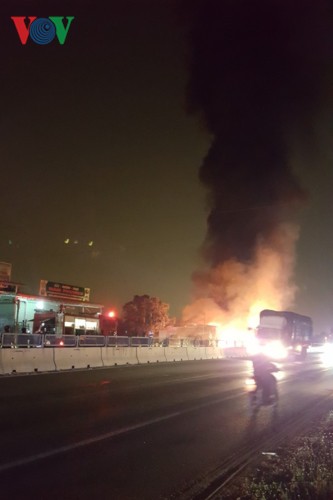 Ảnh: Hiện trường xe khách bốc cháy dữ dội trên Quốc lộ - Ảnh 3.